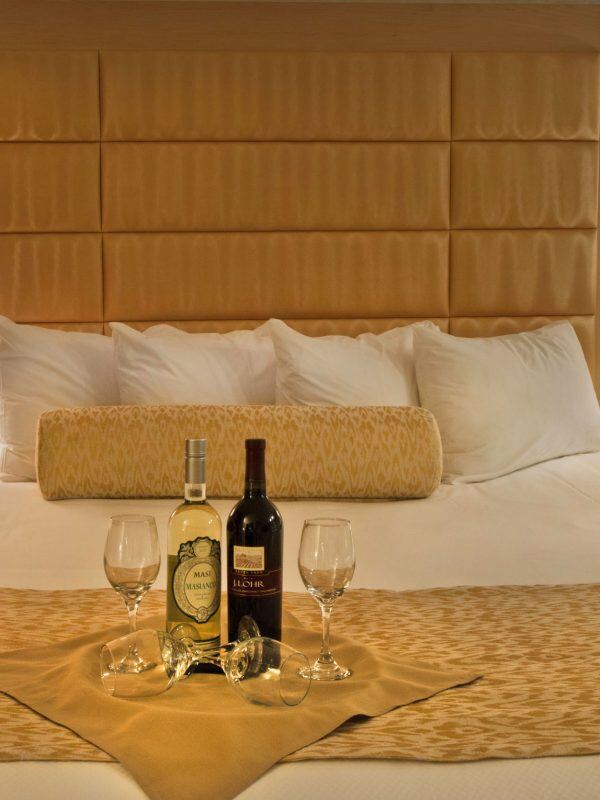 ARTONE_BedCloseup_Wine-600x800