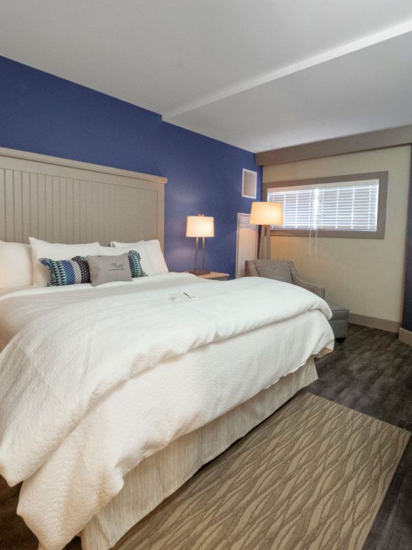 ChautauquaHH_LargeKingSuite_Bedroom-600x800