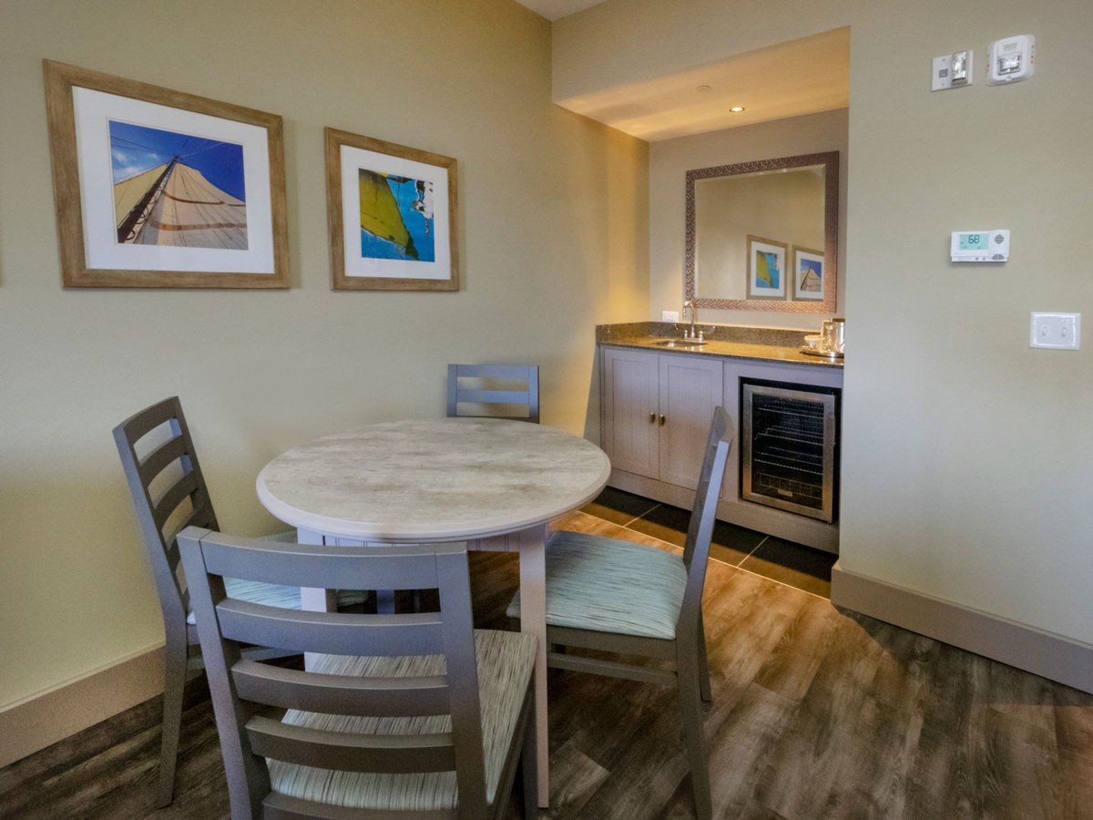 ChautauquaHH_LargeKingSuite_DiningArea_WetBar