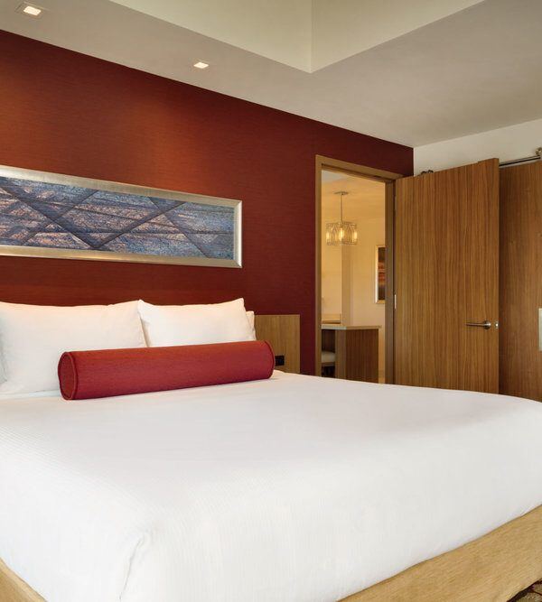 The-Landing-Hotel-Bay-Suite-1221985-600x667
