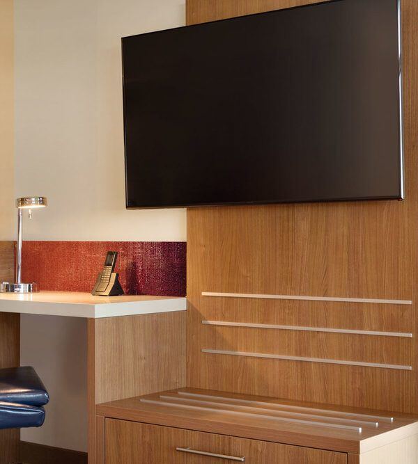 The-Landing-Hotel-Corner-Guest-Room-1221896-600x667