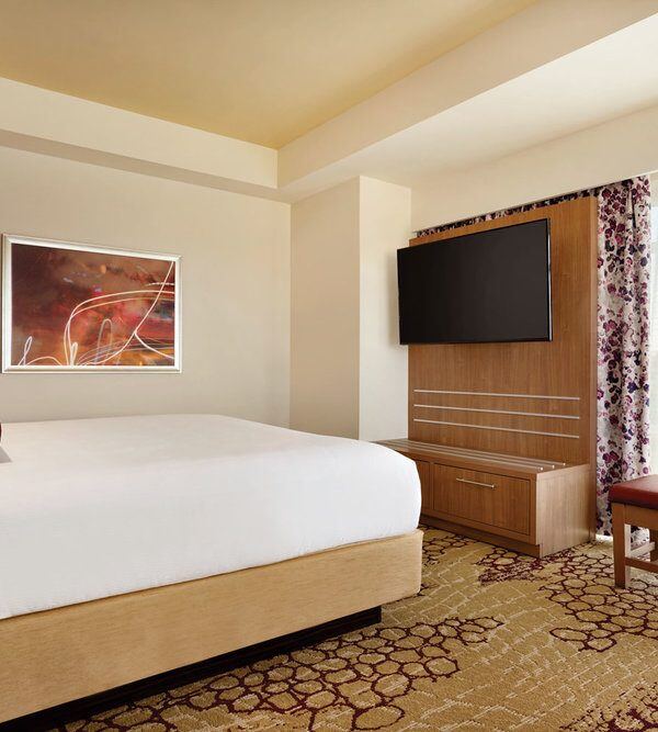 The-Landing-Hotel-Corner-Guest-Room-with-View-1221924-600x667
