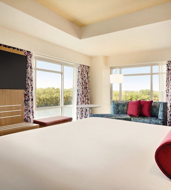 The-Landing-Hotel-Corner-Guest-Room-with-View-1221928-600x667