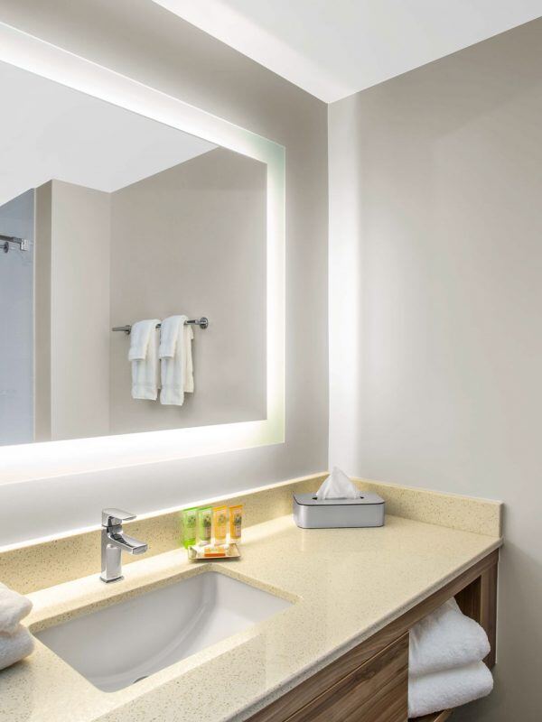 wyndham-garden_dania-beach_bathroom1-600x800