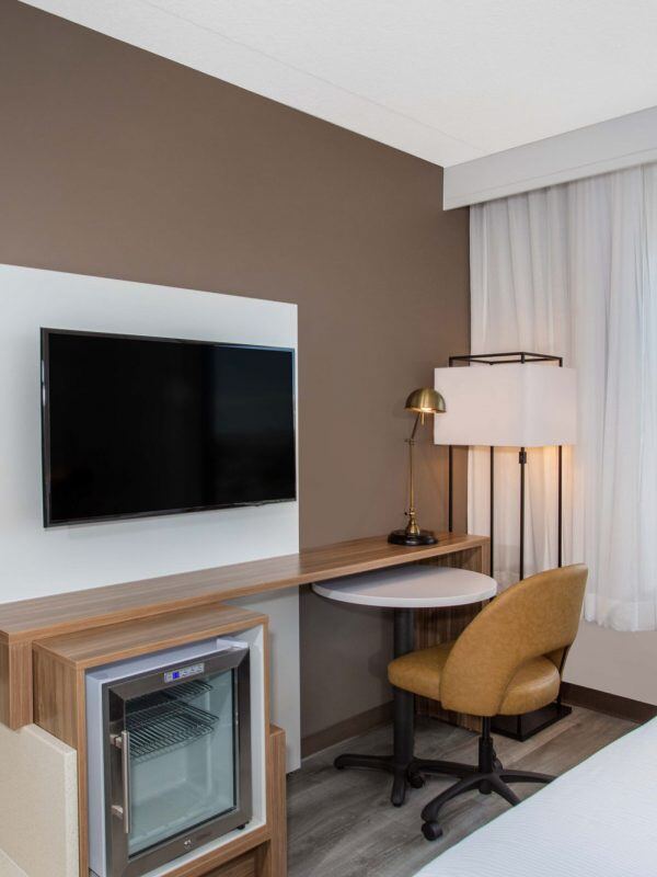 wyndham-garden_dania-beach_king-room1-600x800