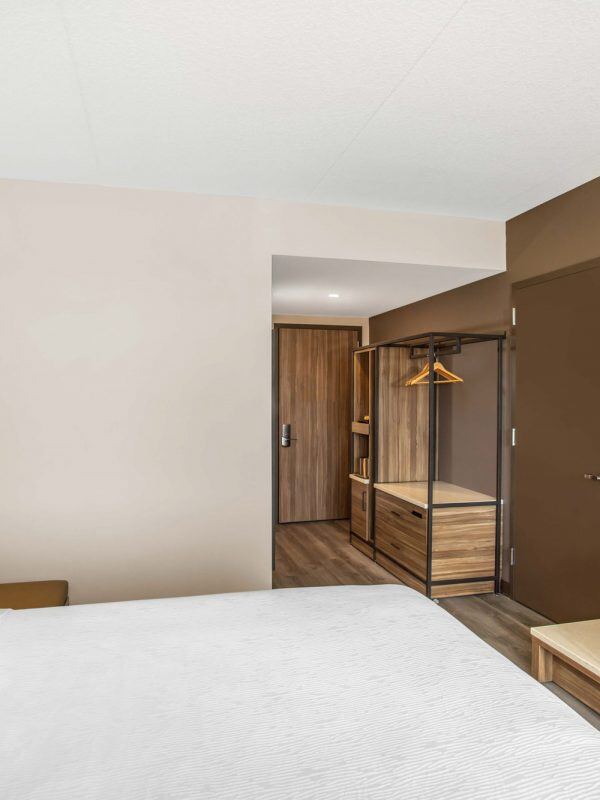 wyndham-garden_dania-beach_king-room3-600x800